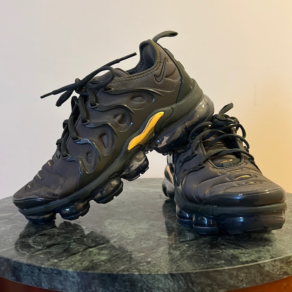 Men’s size 6 women’s 7.5 US European exclusive colorway Vapormax Plus
